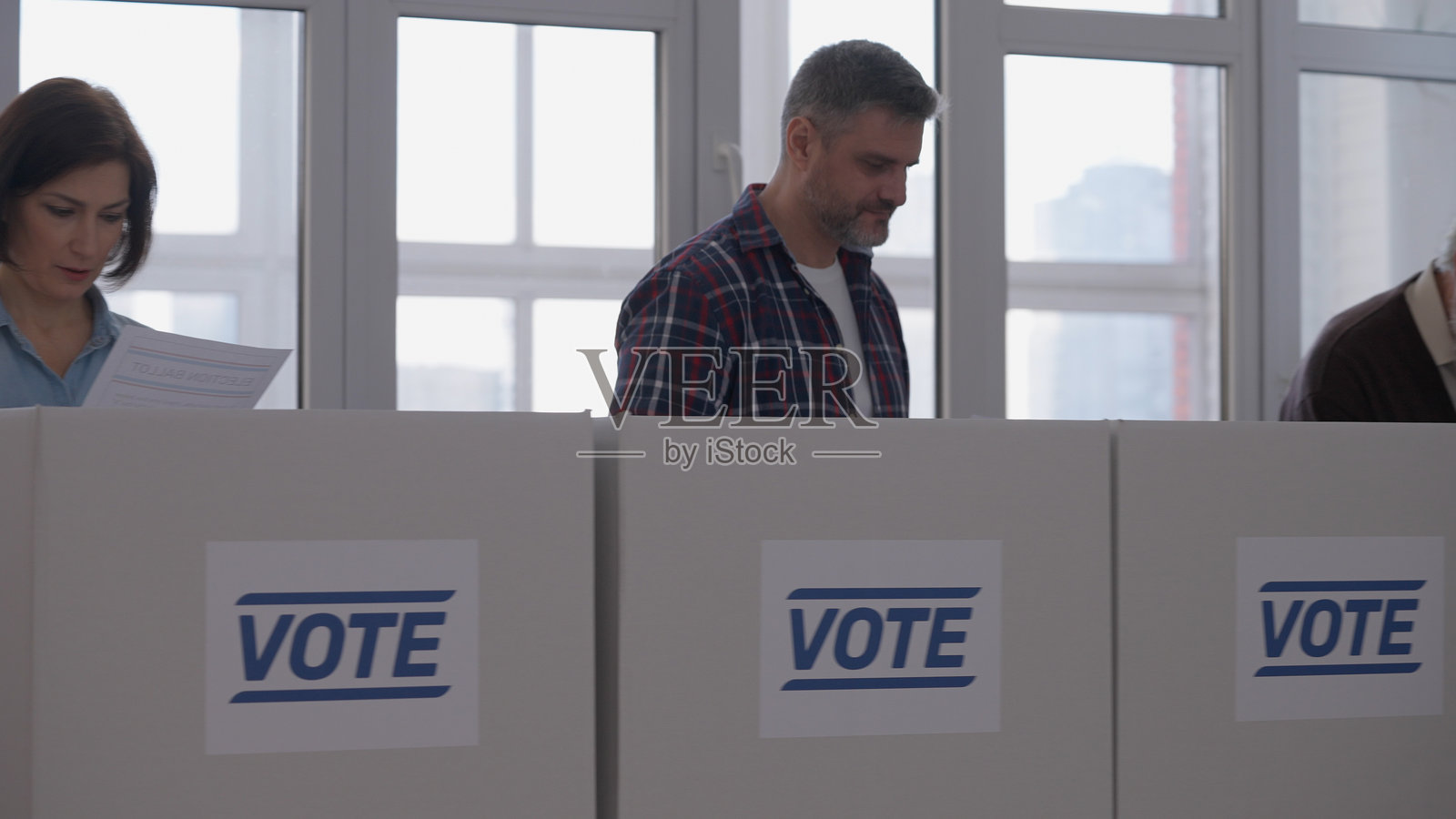 选民在私人投票间中进行选择，选举过程正在进行中照片摄影图片