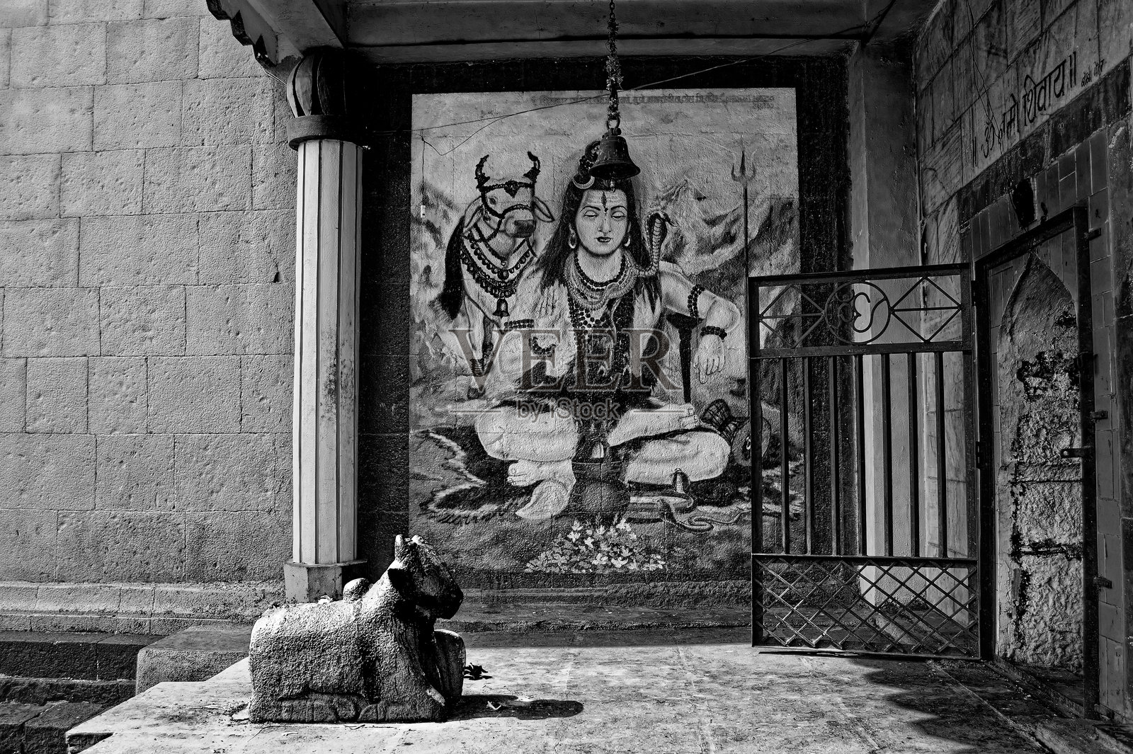 寺庙墙壁上的印度教神祇湿婆的画作照片摄影图片