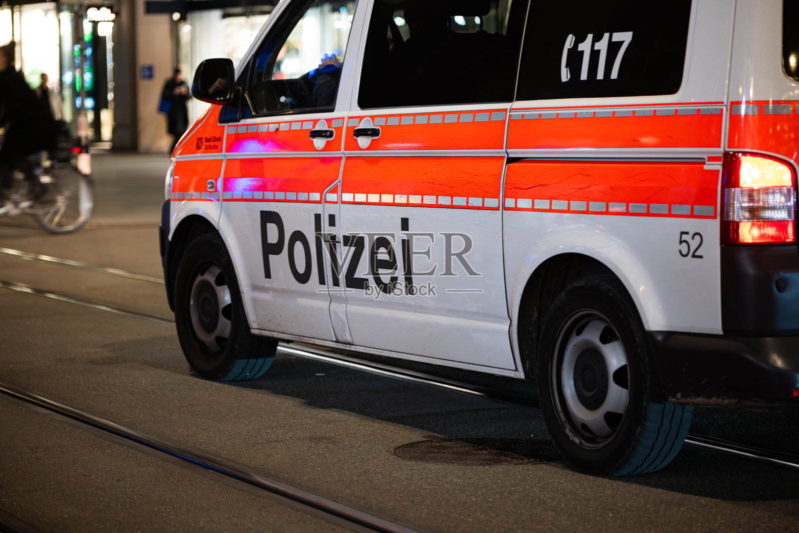 2024年11月18日，瑞士苏黎世。夜间在巴霍夫大街巡逻的警车，周围没有人，特写镜头。照片摄影图片