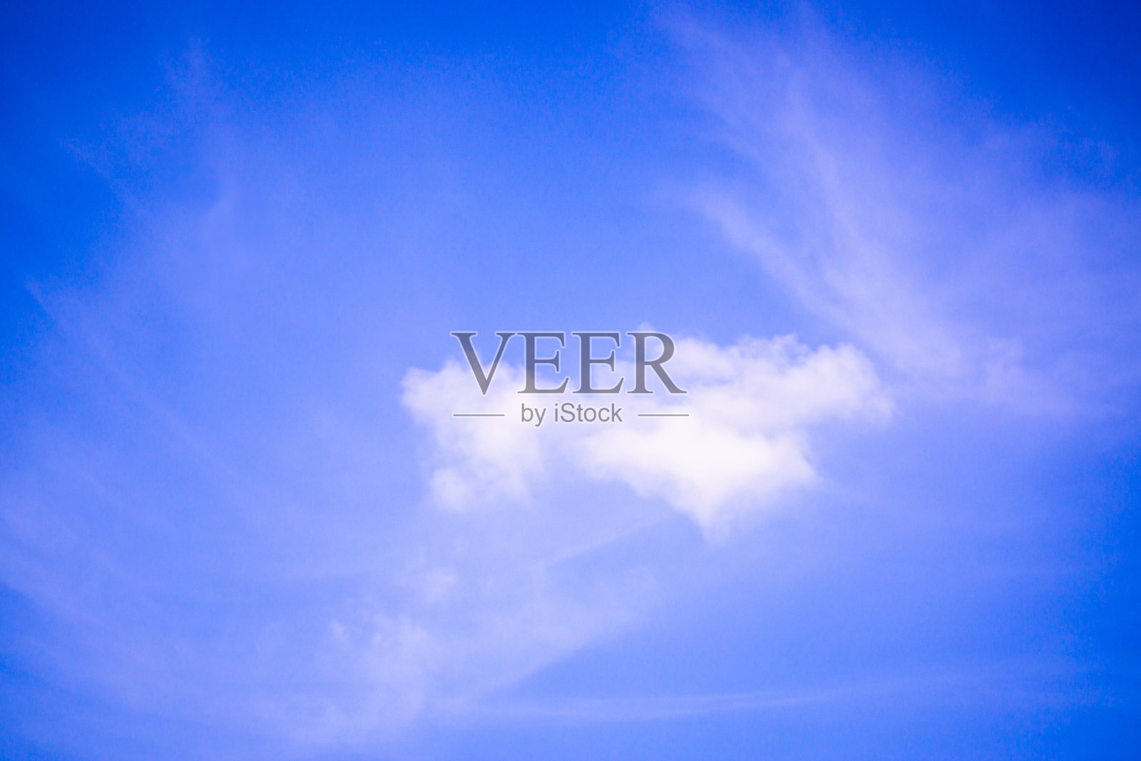 白色蓬松的云朵在蓝天中被风吹动照片摄影图片