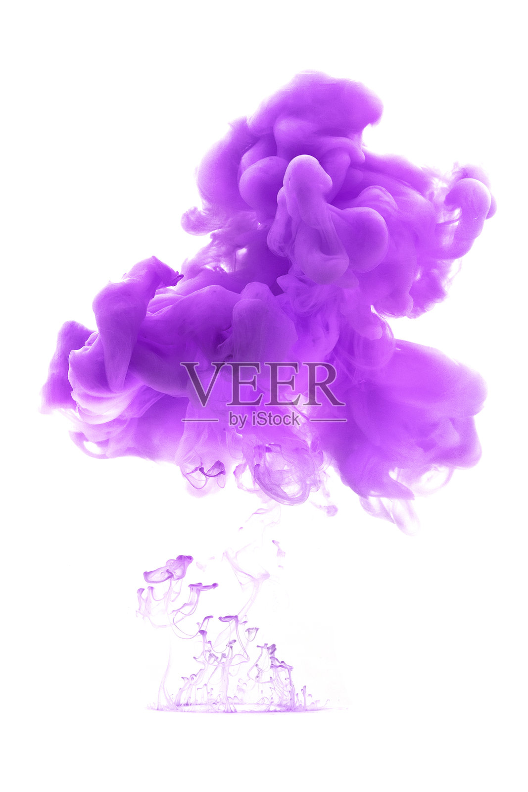 紫色墨水滴入水中，背景为纯白色。抽象色彩在水中溶解。照片摄影图片