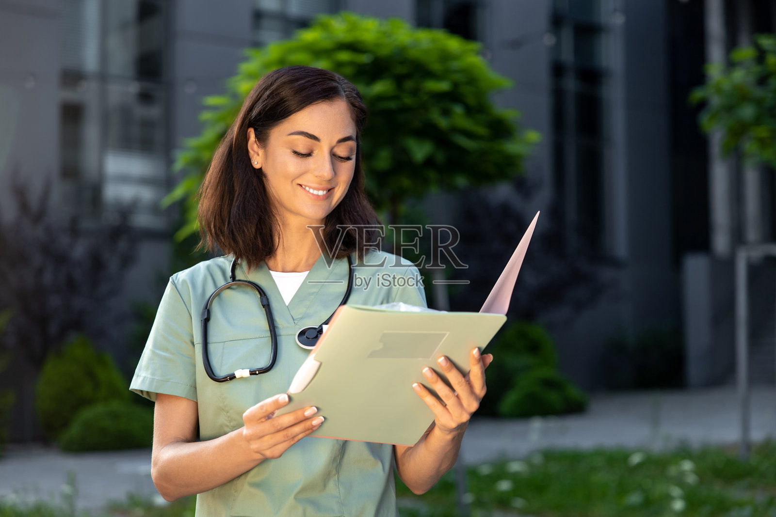 女医生在诊所院子里仔细审查病历照片摄影图片