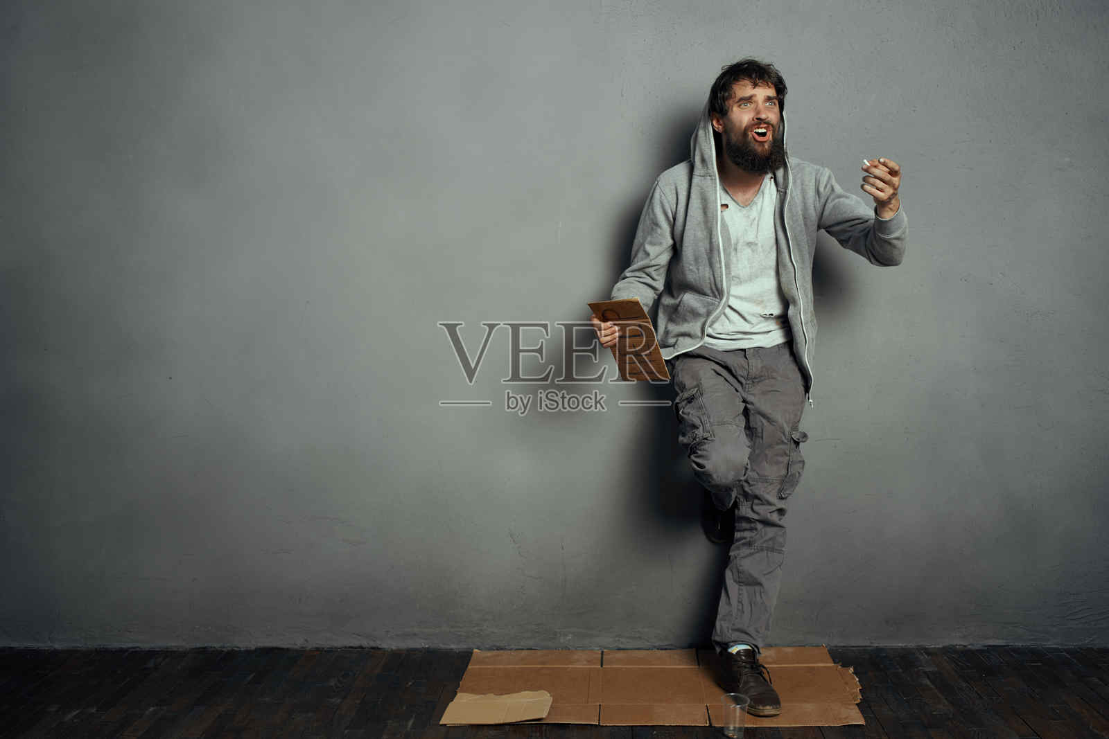 无家可归的胡子男人在街上乞讨，生活问题照片摄影图片