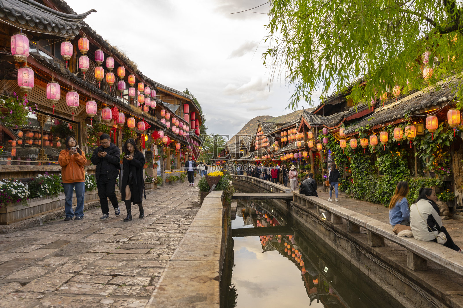 中国丽江古城的美丽街道与运河。照片摄影图片