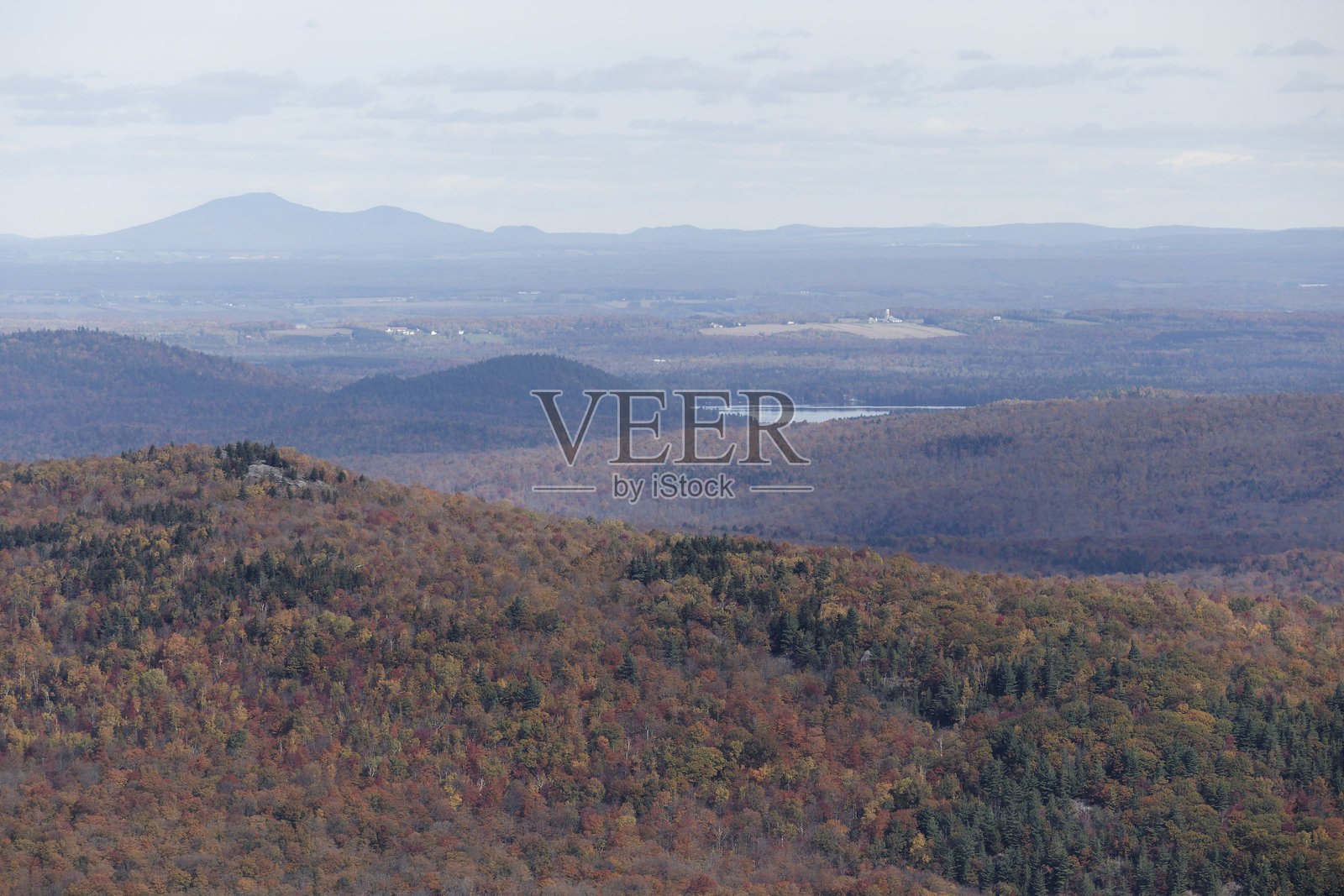 蒙特·萨顿的壮观秋叶鸟瞰图，魁北克东部镇区照片摄影图片