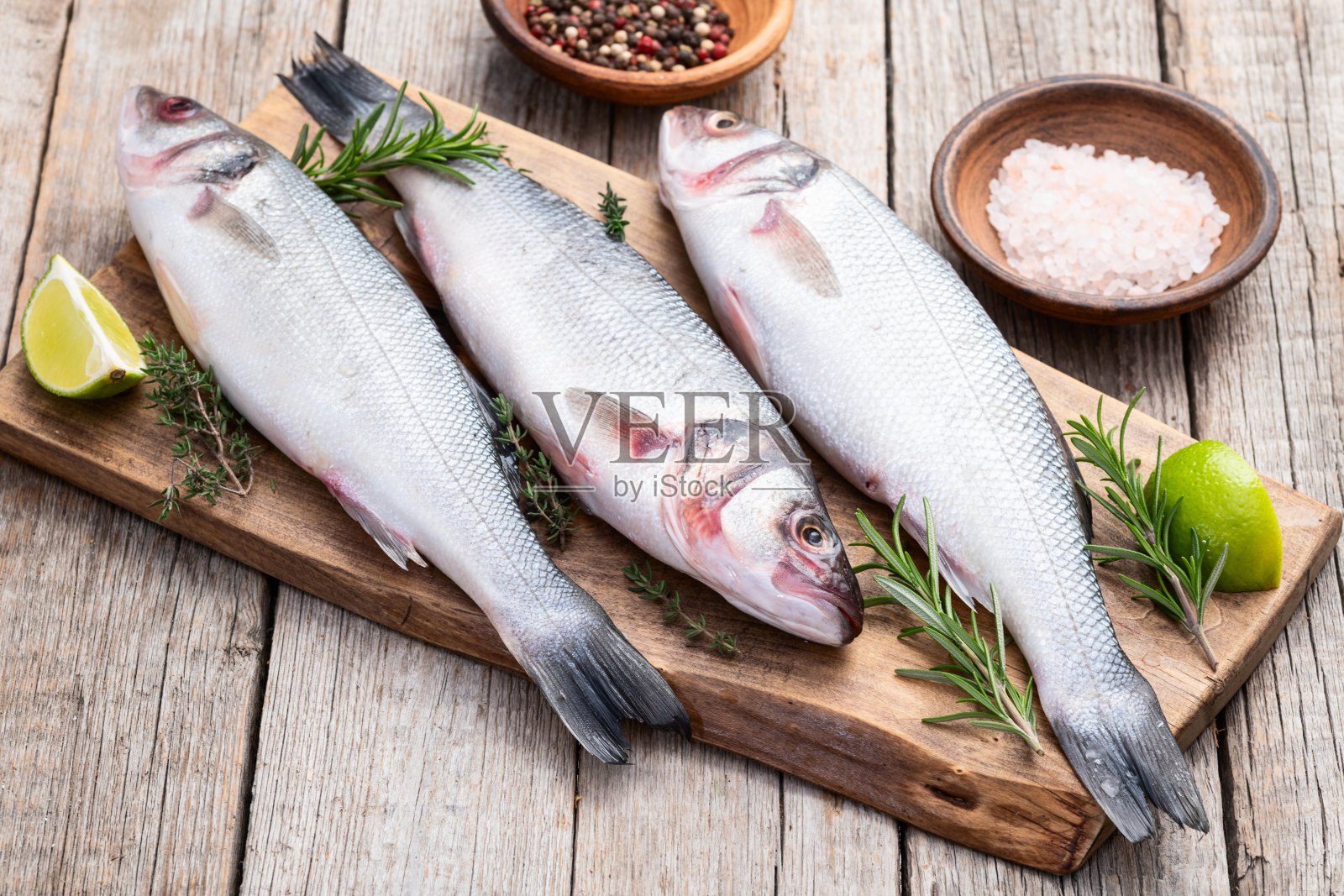 生鲈鱼摄影。俯视图照片摄影图片