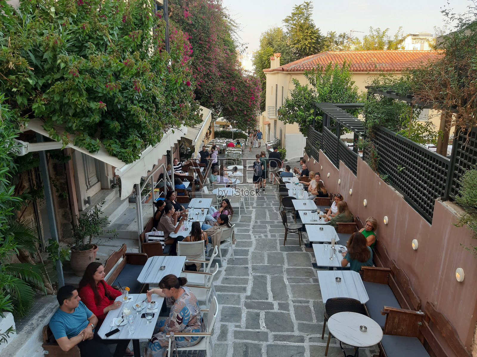 雅典希腊欧洲的户外餐厅,人们在用餐和饮酒,旅游景点照片摄影图片