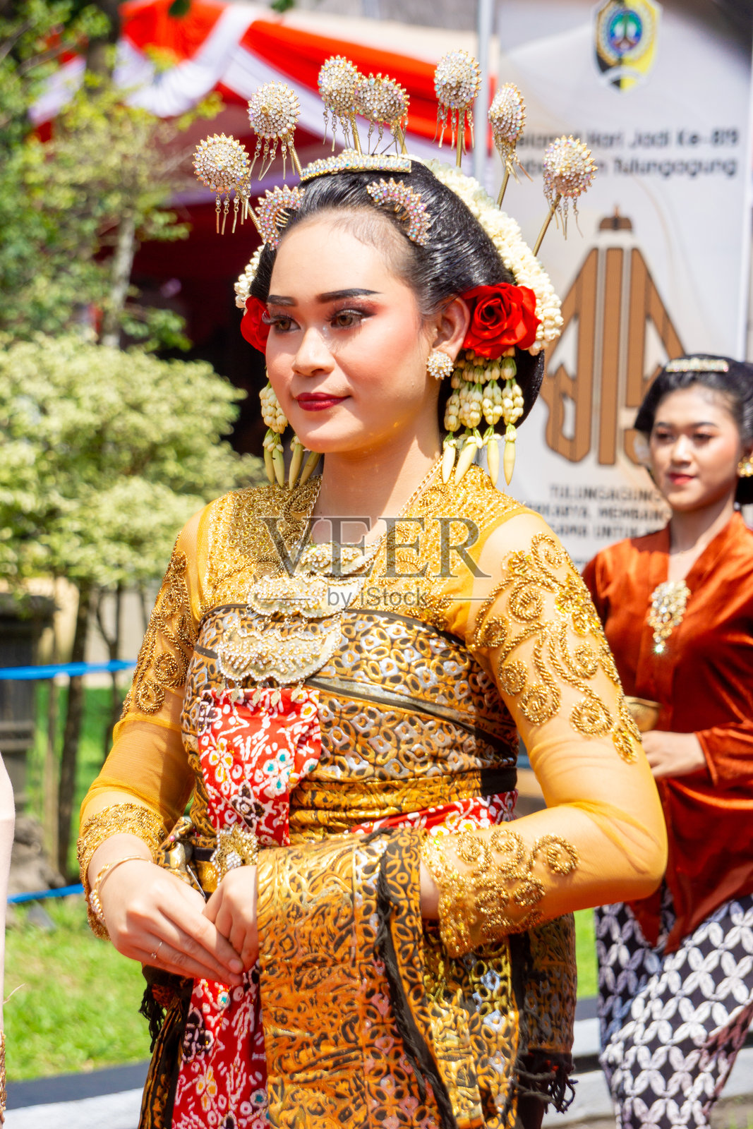 穿着爪哇传统服装的女性照片摄影图片