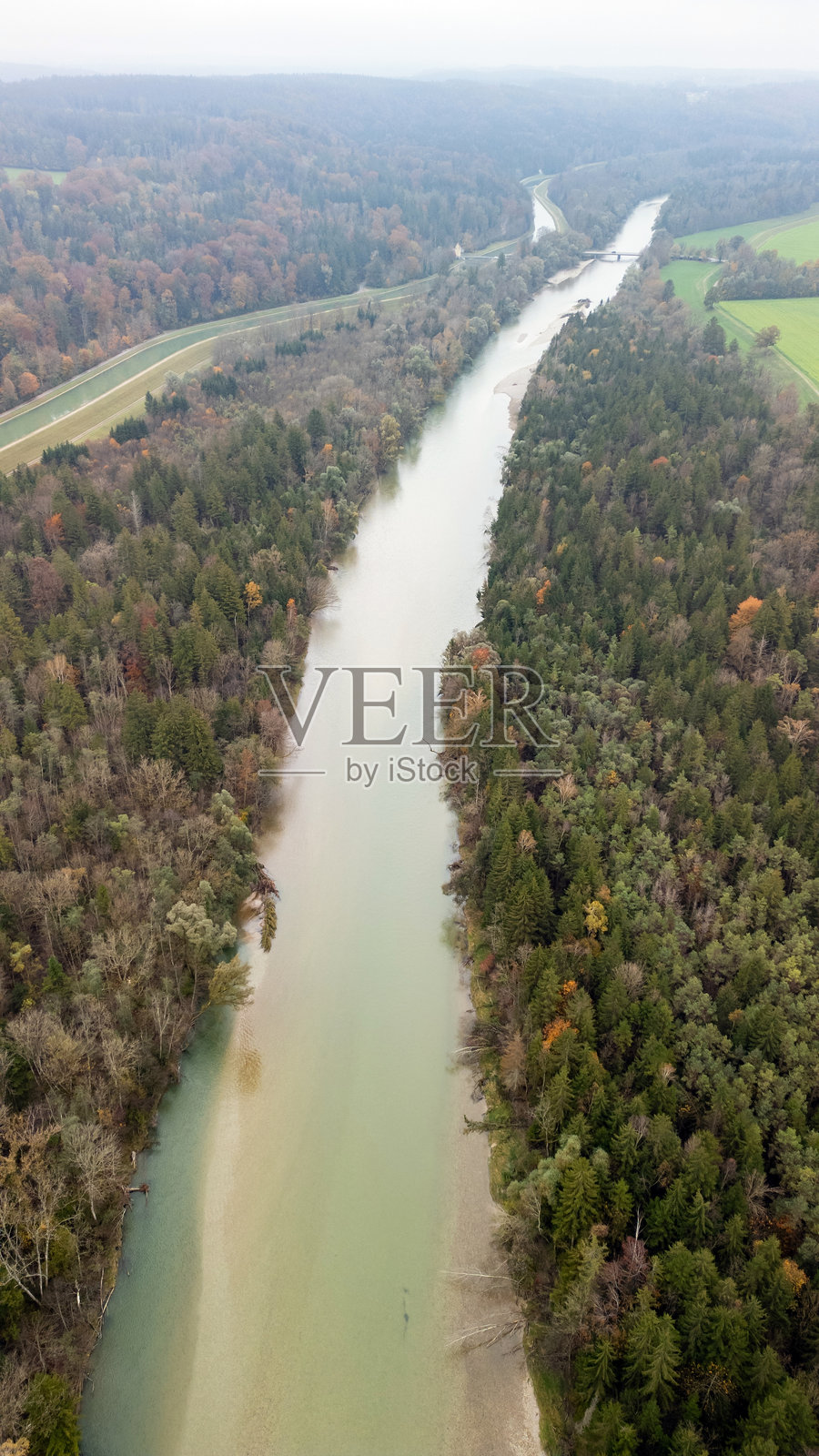 伊萨河的俯瞰景观。秋季，雾气弥漫，云层密布。照片摄影图片