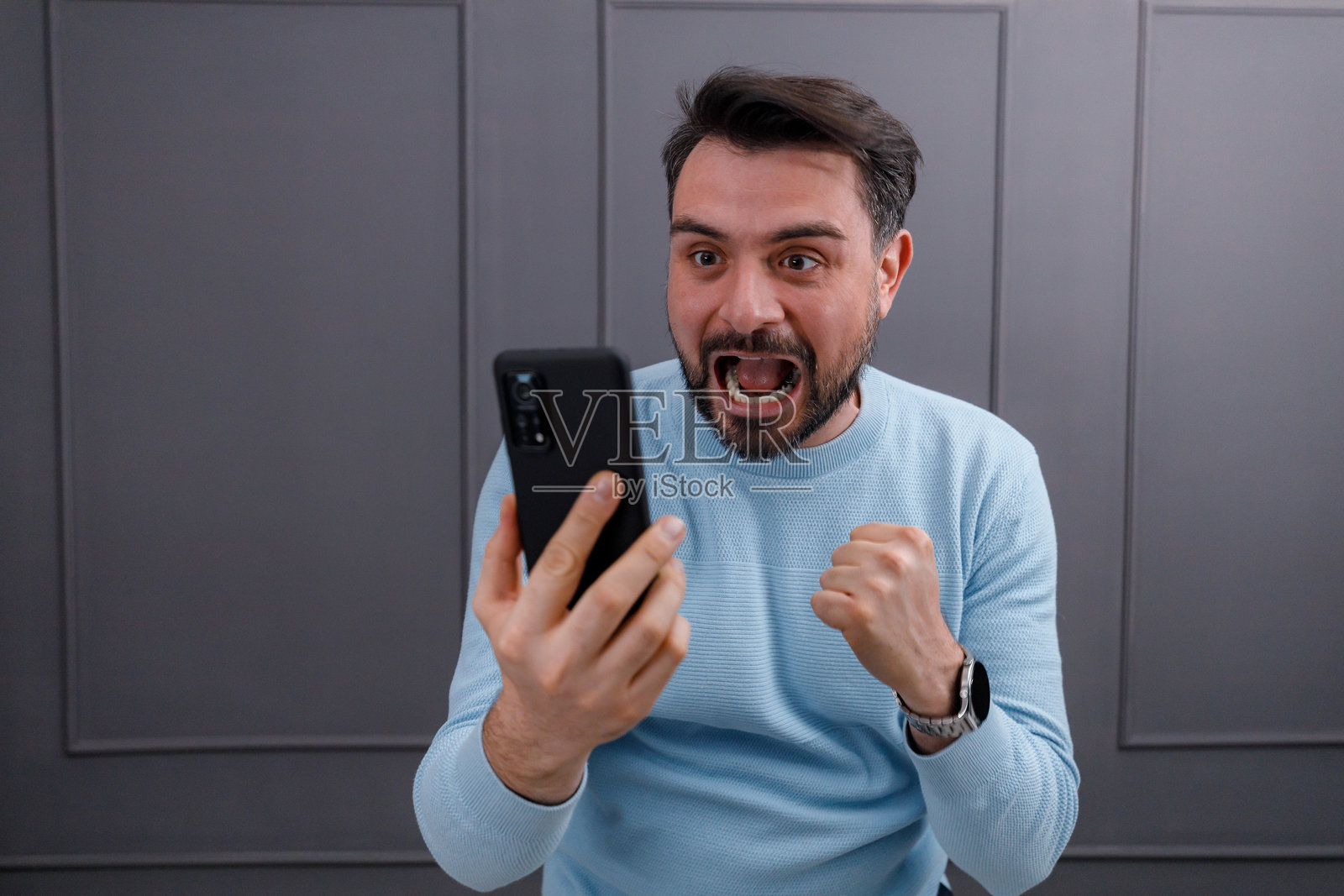 男人在视频通话中庆祝成功时的兴奋照片摄影图片