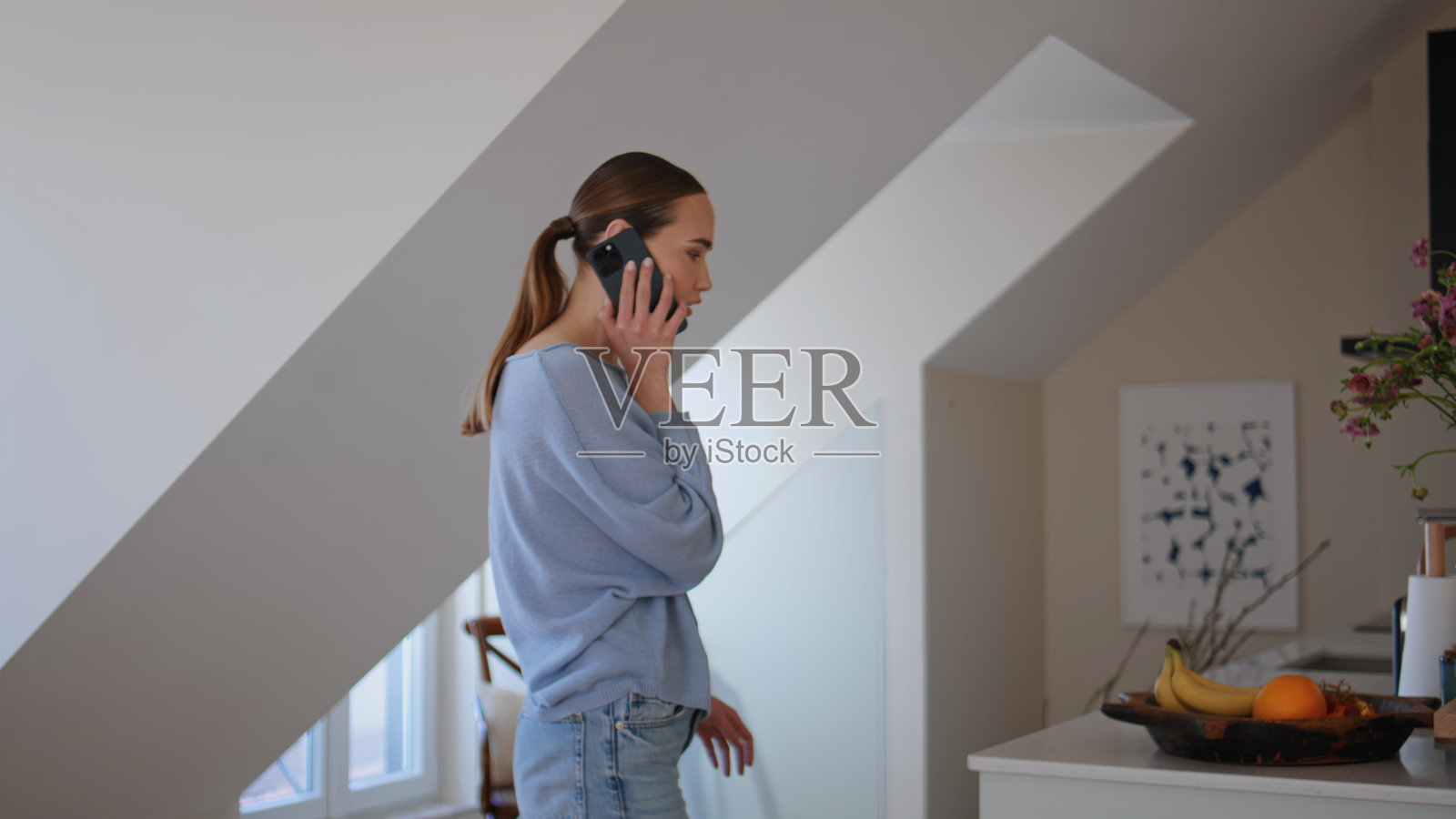 放松的女士在家厨房里打电话特写。女孩在通话。照片摄影图片