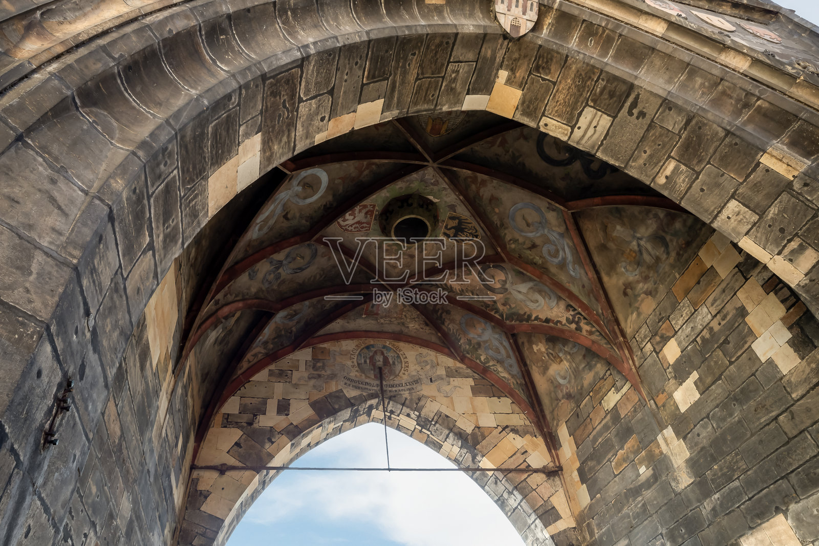 室内装饰有捷克共和国布拉格历史区老城桥塔的纹章和图案。照片摄影图片