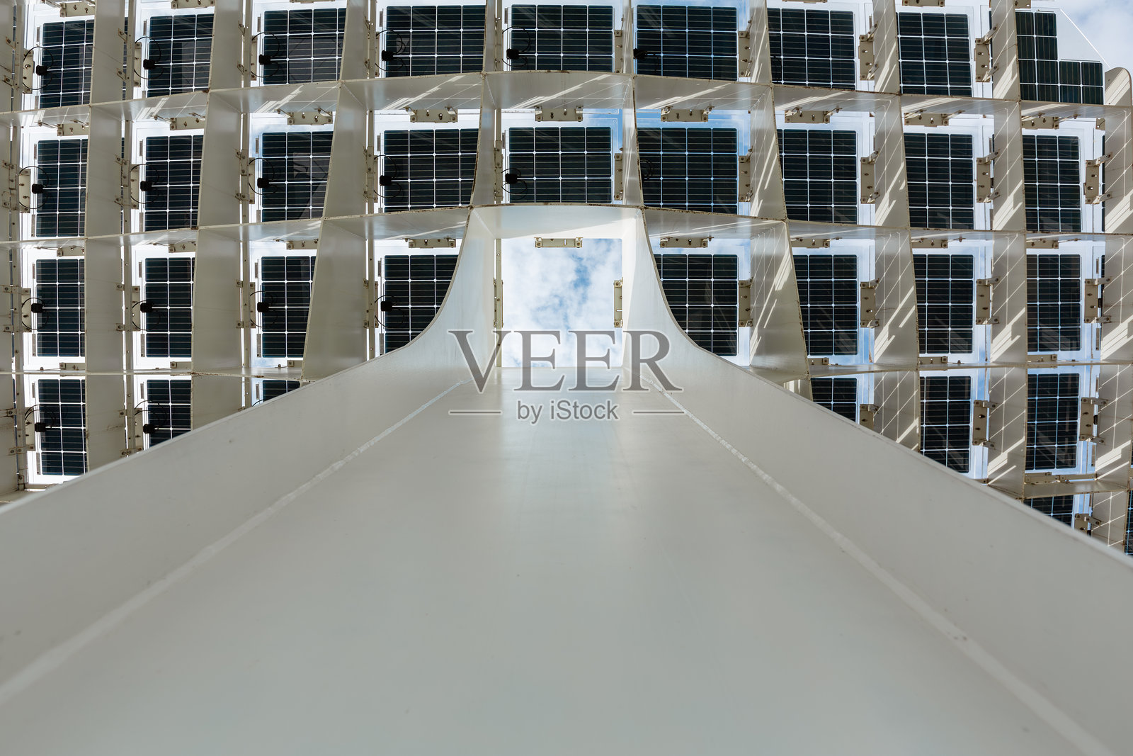 匈牙利布达佩斯风之门（Millenáris Széllkapu公园）内形状如巨大蘑菇的太阳能电池板照片摄影图片