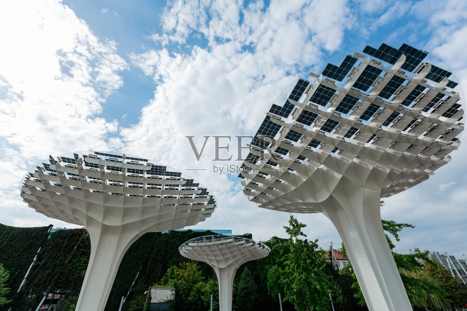 匈牙利布达佩斯风之门（Millenáris Széllkapu公园）内形状如巨大蘑菇的太阳能电池板照片摄影图片