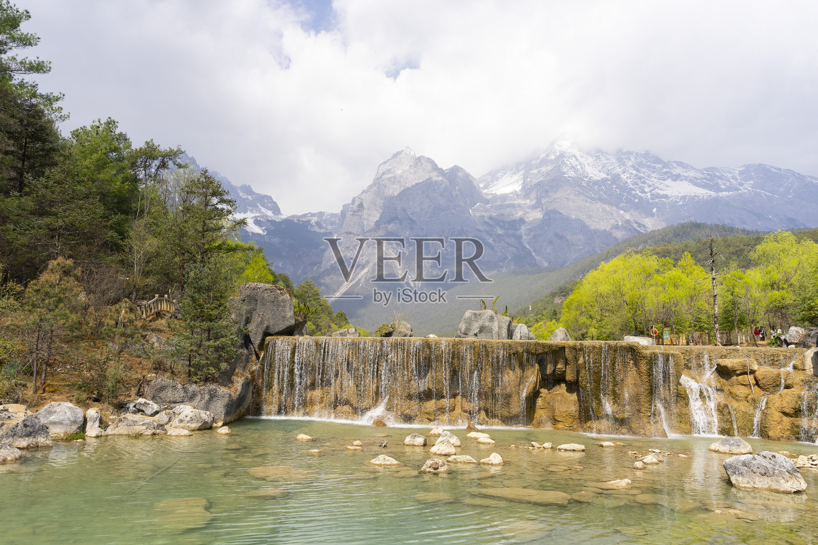 中国丽江的蓝月谷湖泊与蓝天。照片摄影图片