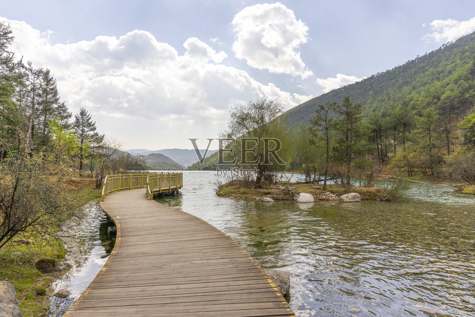 中国丽江的蓝月谷与蓝天。照片摄影图片