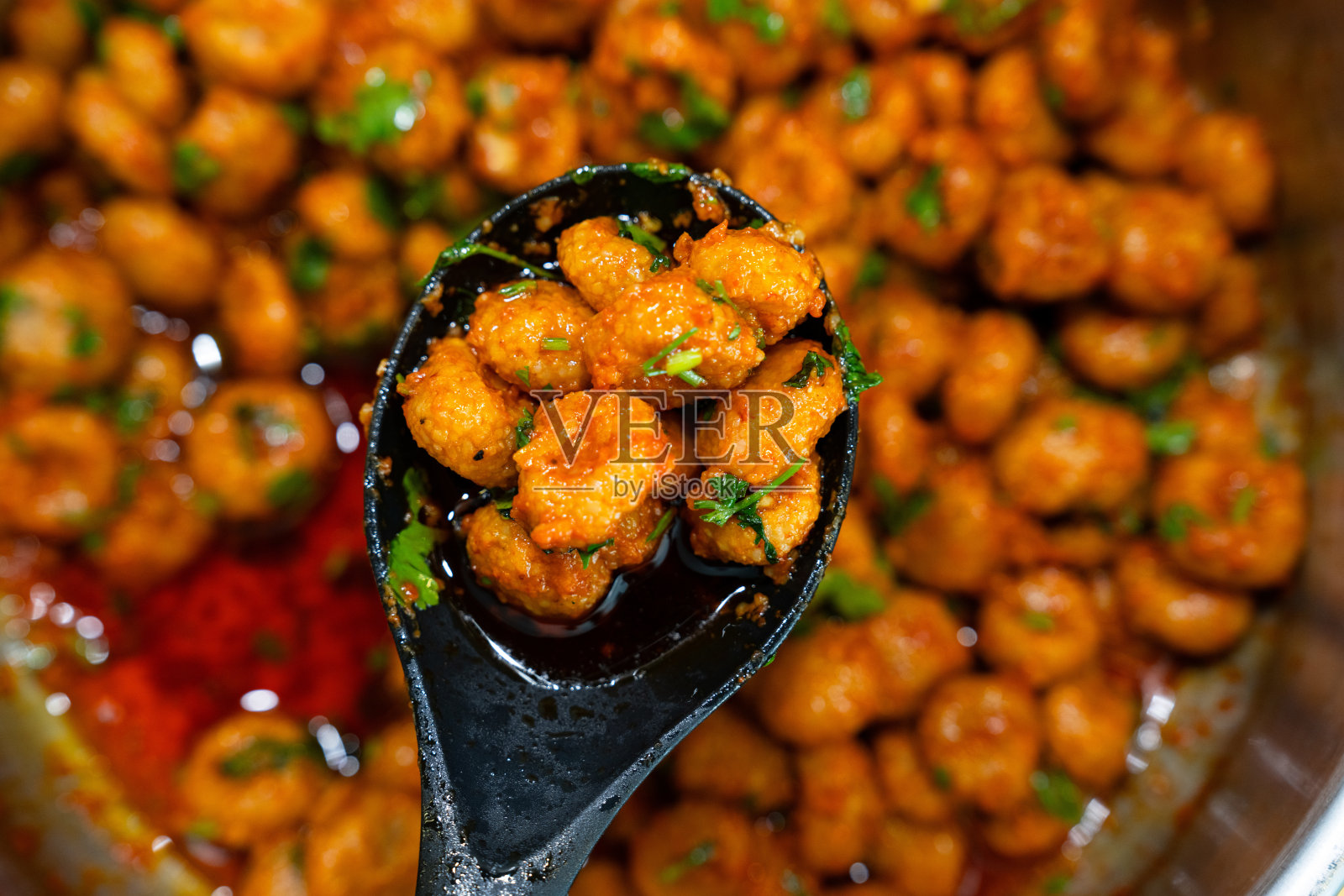 土耳其传统美食：小麦粒蒜香肉丸，费拉肉丸照片摄影图片