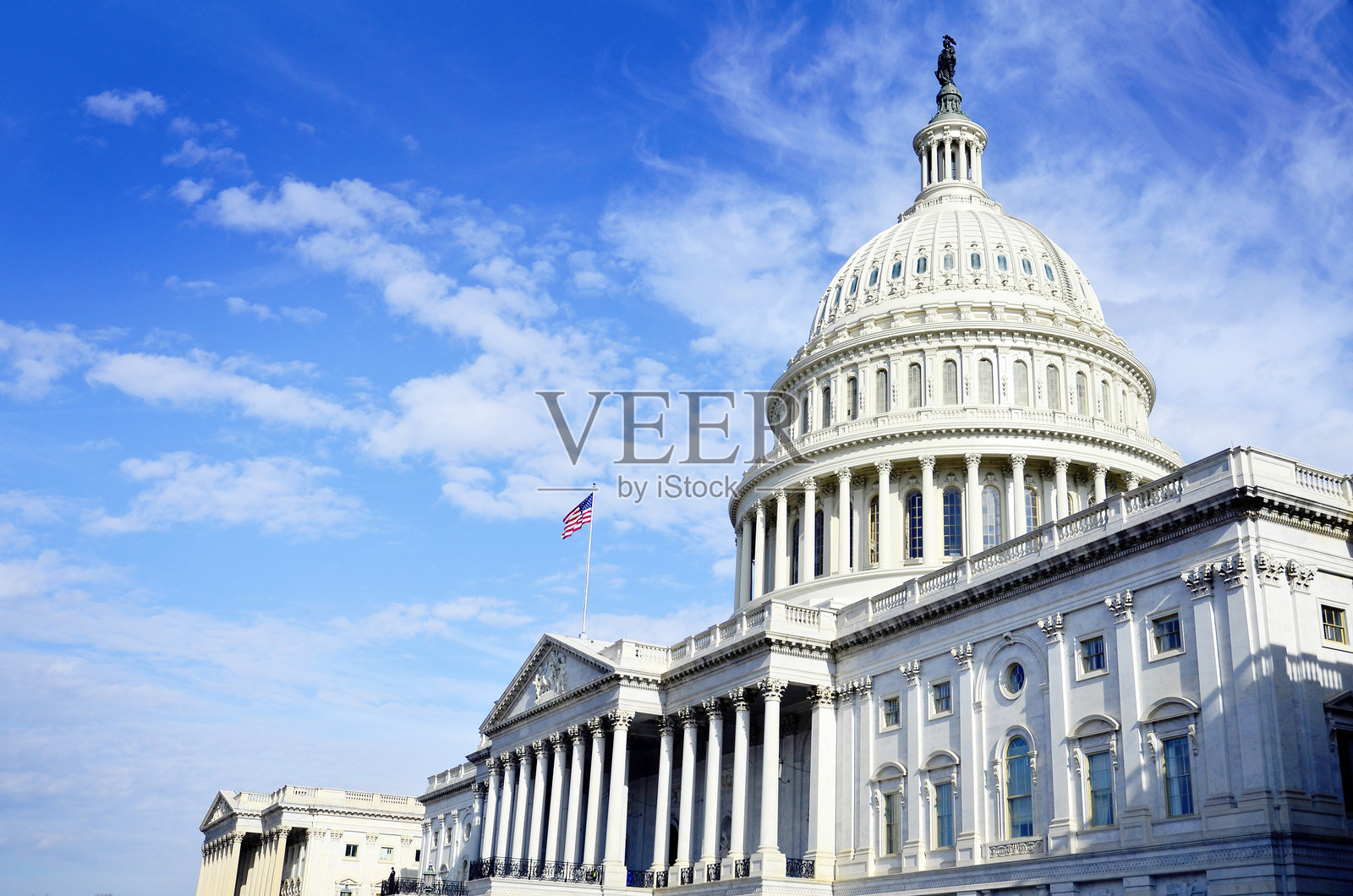 华盛顿特区的美国国会大厦在阳光明媚的蓝天下照片摄影图片