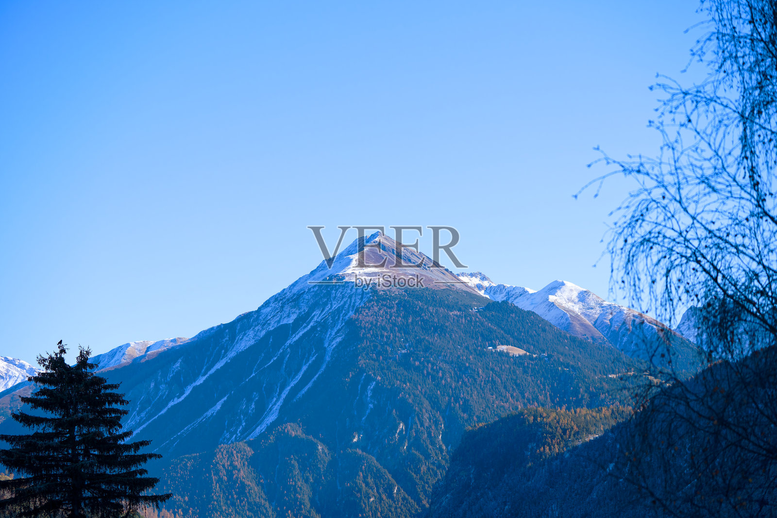 阳光明媚的秋日，从布里恩茨山村俯瞰阿尔布拉山谷的乡村风光。照片摄影图片