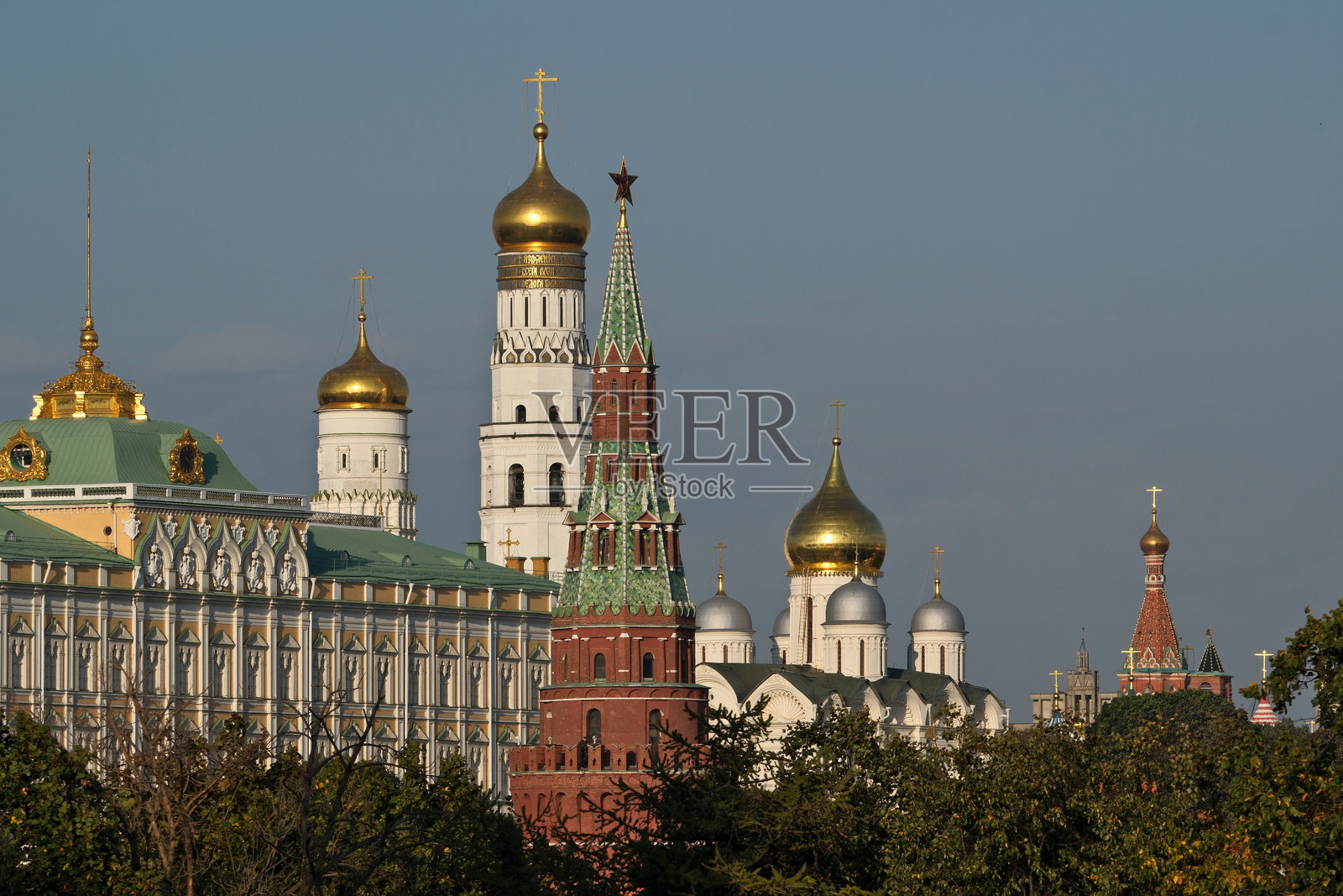 莫斯科克里姆林宫、克里姆林宫墙、克里姆林宫塔楼和钟楼。从救世主大教堂的视角。照片摄影图片