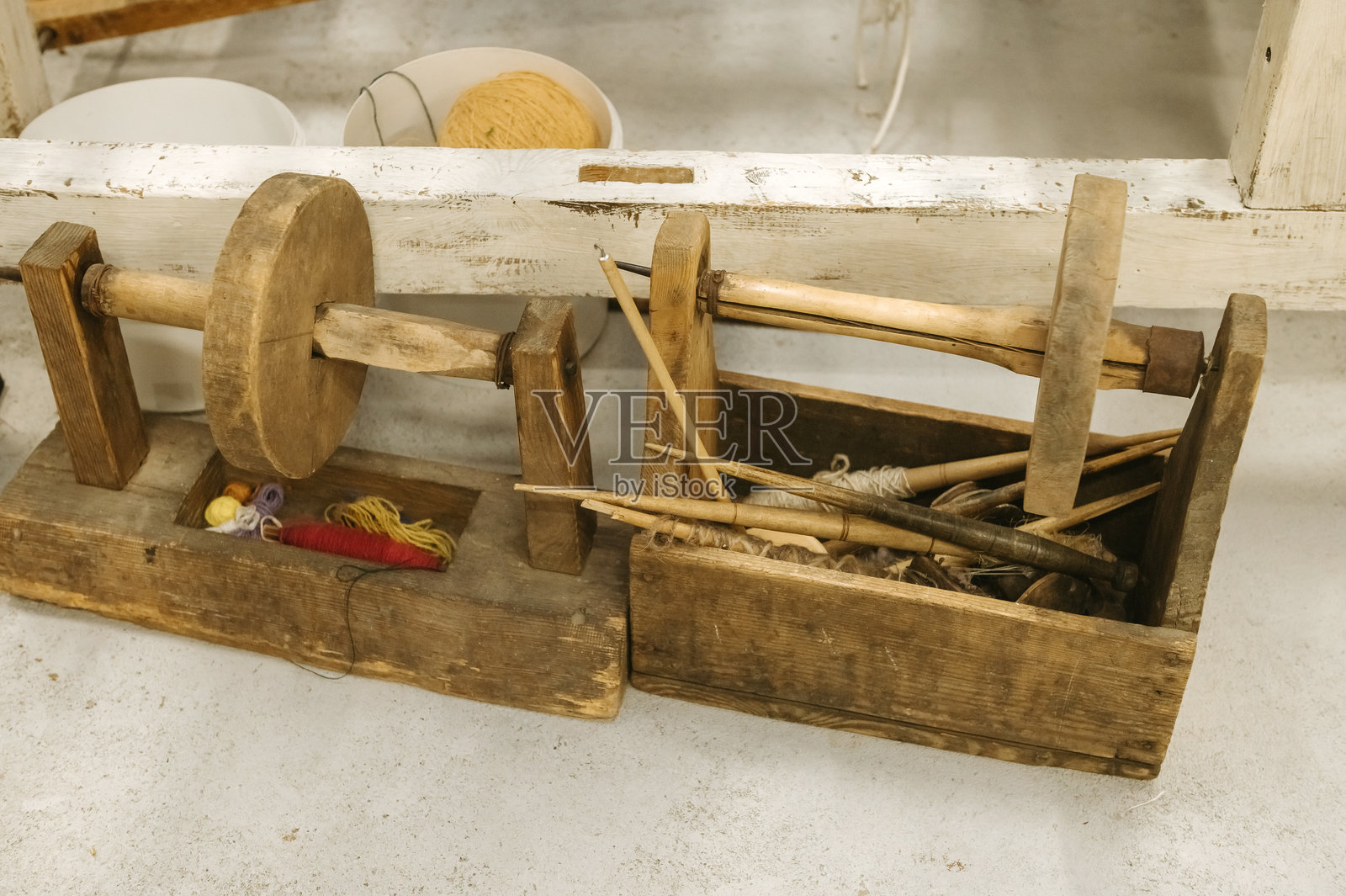 传统羊毛纺纱工具和纱线在乡村工作坊环境中的展示照片摄影图片