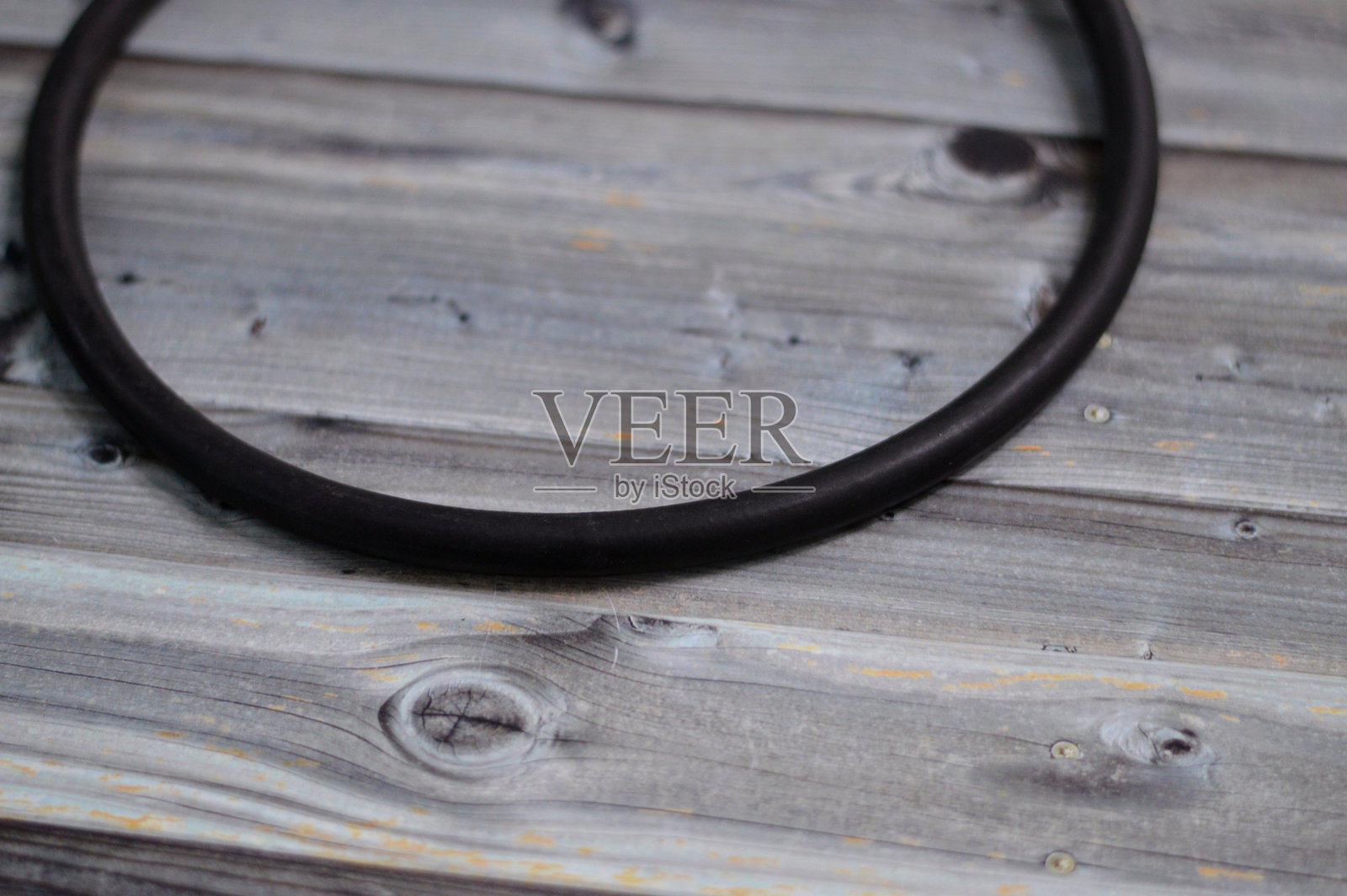 燃油管道，用于将燃料从车辆的一个点转移到另一个点，作为旧管道的替代品，连接到油滤器，配有夹子和汽油软管套件。照片摄影图片