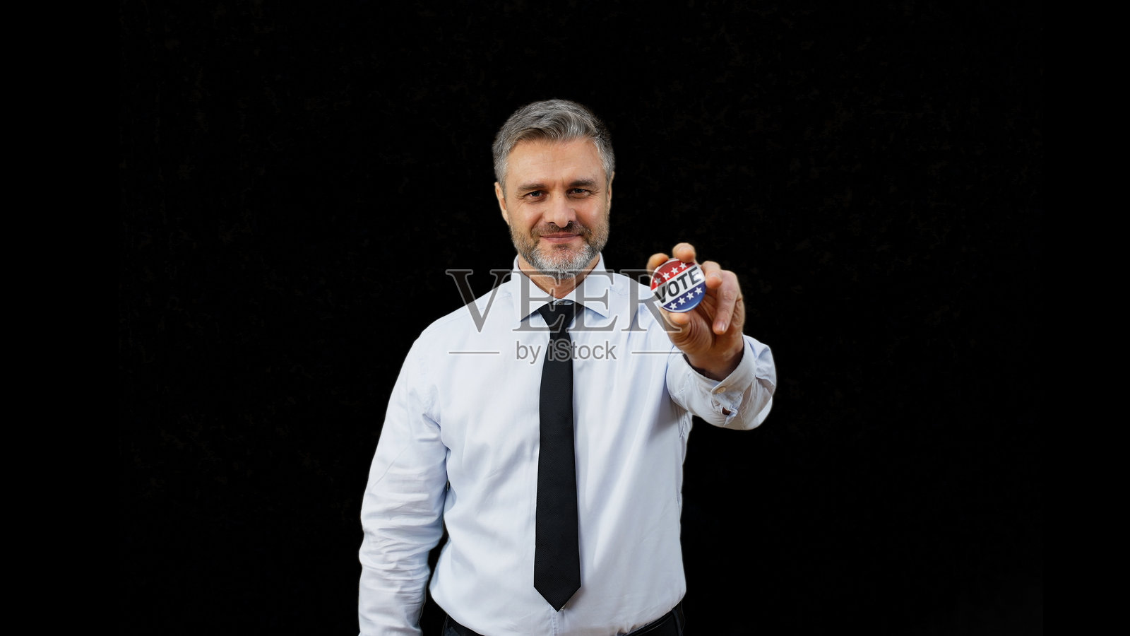 自信的政治家微笑着展示投票按钮，正在进行选举活动照片摄影图片