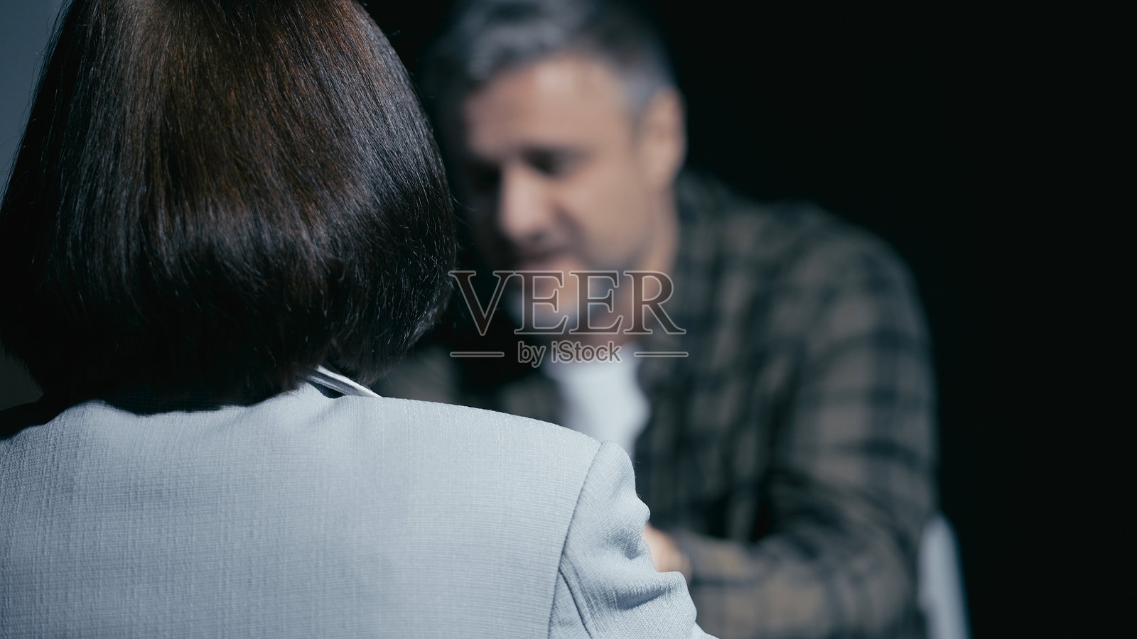 被捕男子在犯罪调查过程中与律师在监狱会面照片摄影图片