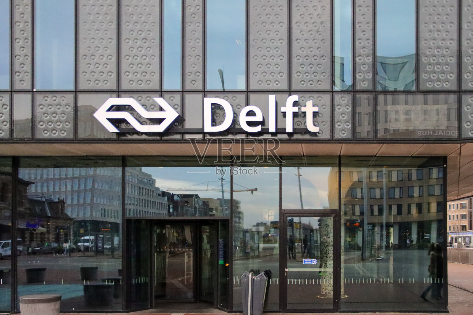 代尔夫特现代地下铁路站，天花板上有蓝色艺术作品照片摄影图片