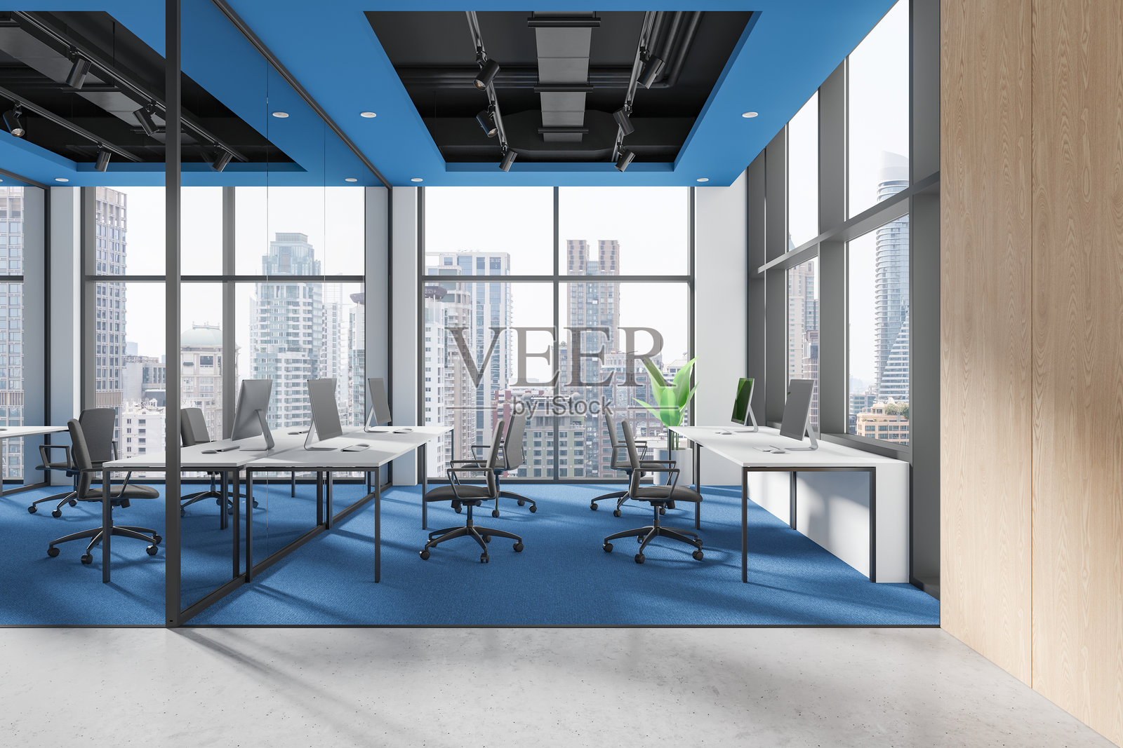 色彩丰富的办公室共享空间，排成一列的电脑显示器，配有全景窗户照片摄影图片