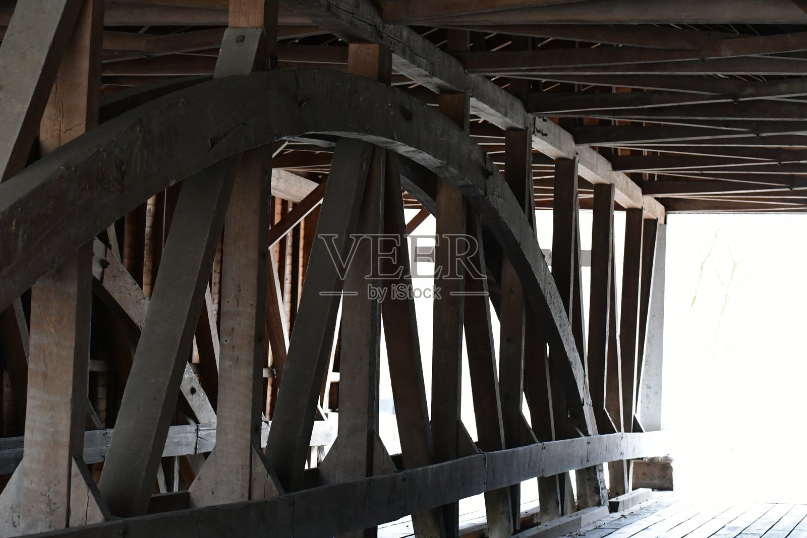 200年历史的有顶桥内部的支撑结构照片摄影图片