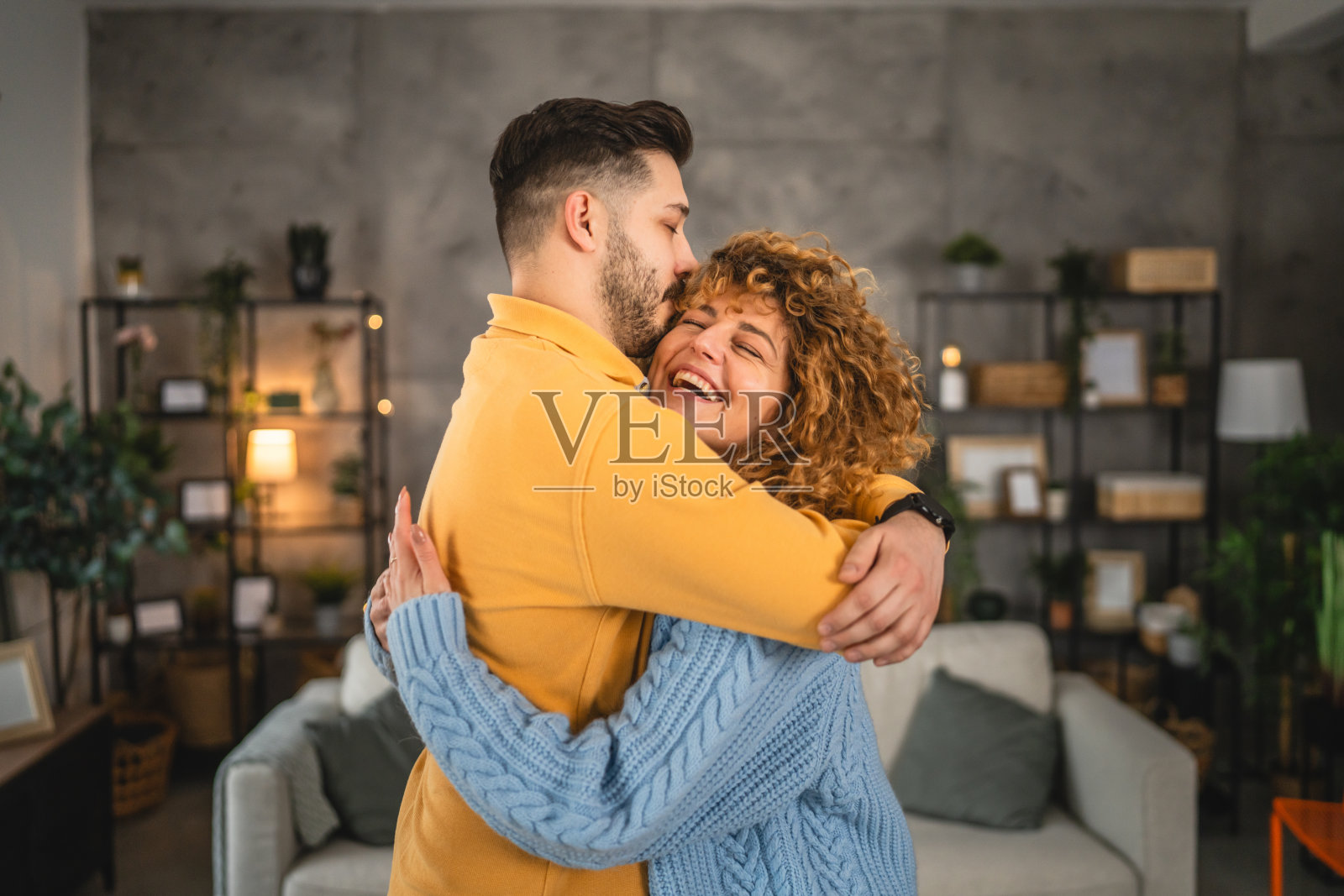 情侣在家中快乐地跳舞和拥抱。照片摄影图片