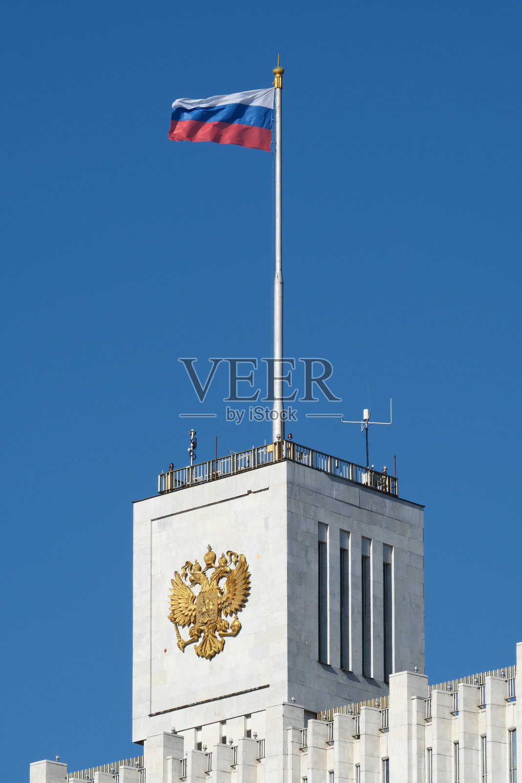 俄罗斯联邦的国徽位于白宫（莫斯科）顶部，背景是蓝天。照片摄影图片
