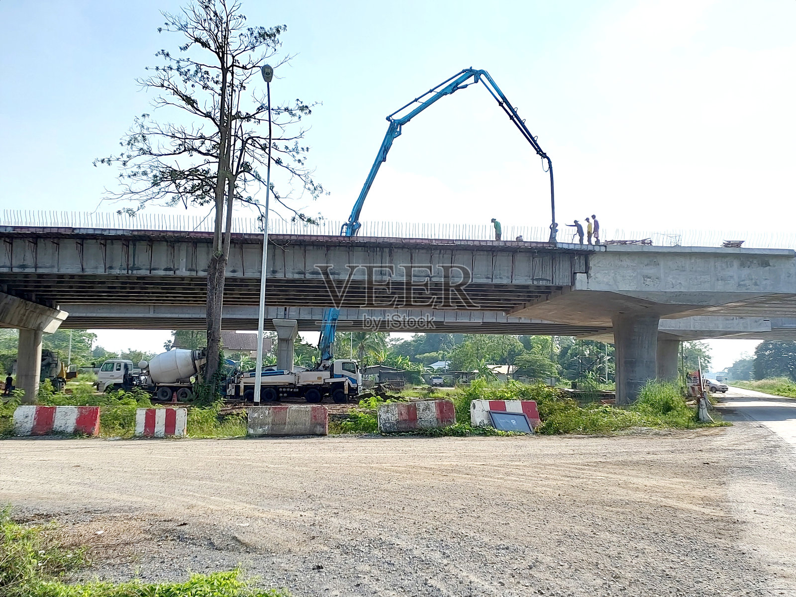 混凝土泵车与工人在高架道路施工现场工作照片摄影图片