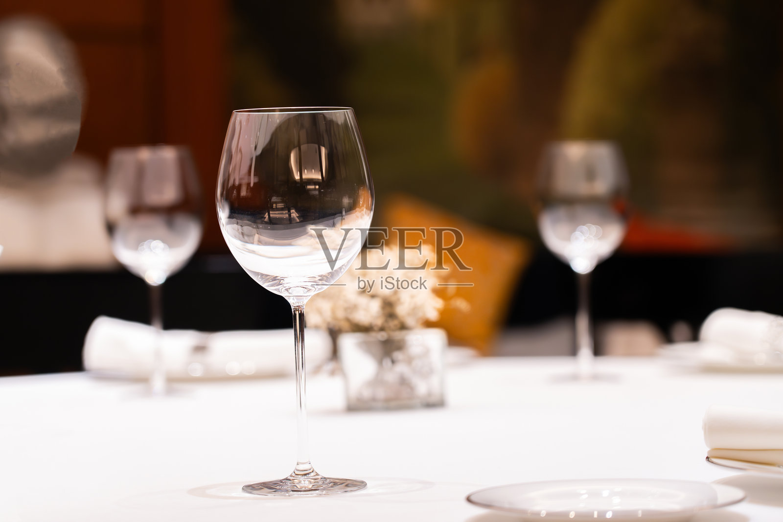 餐桌上的空酒杯，模糊的背景照片摄影图片