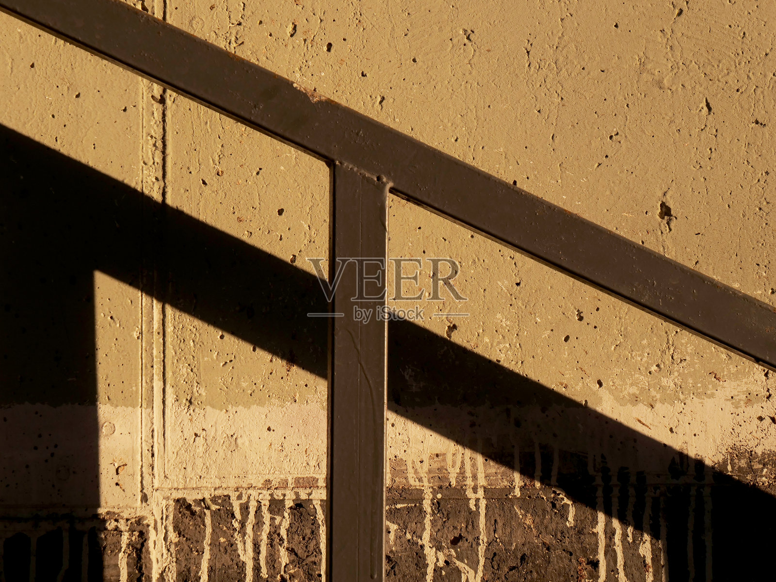 有阴影的建筑物的楼梯照片摄影图片