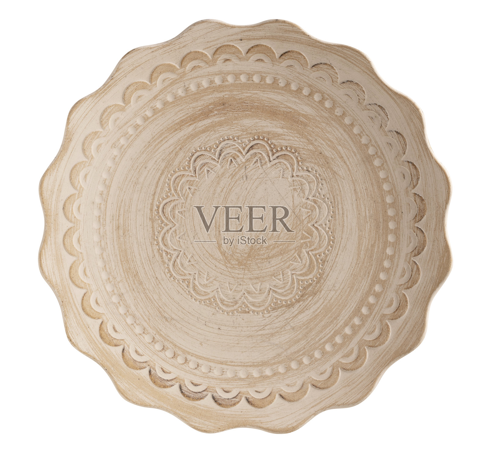 精美的手工木质波西米亚风格盘子，带有复杂的雕刻图案，背景为白色。俯视图，平铺展示。自然的土色饰面，具有乡村复古的外观。波西米亚风格，农舍风格。照片摄影图片