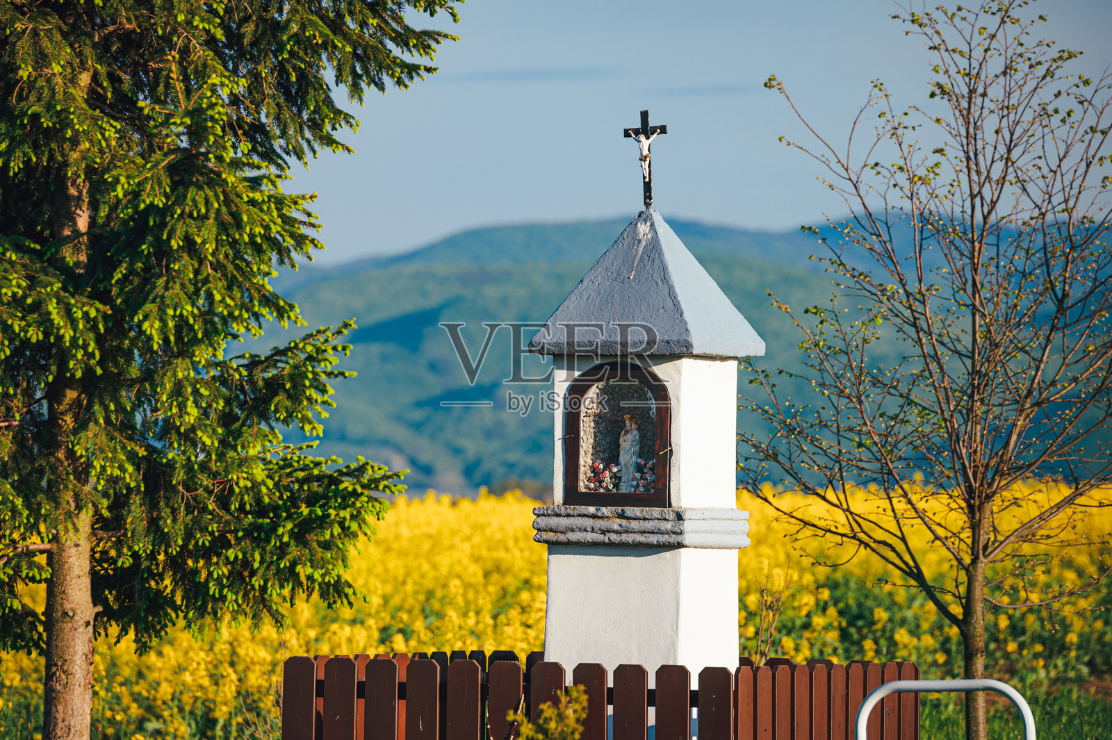 阳光明媚的春天自然中的基督教小教堂：一个与耶稣和上帝一起祈祷、平静、休息和冥想的神圣之地照片摄影图片