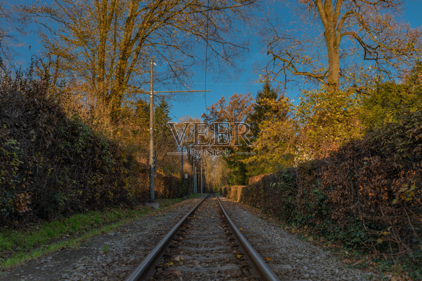 奥地利林茨秋季傍晚的旧山间电车轨道照片摄影图片