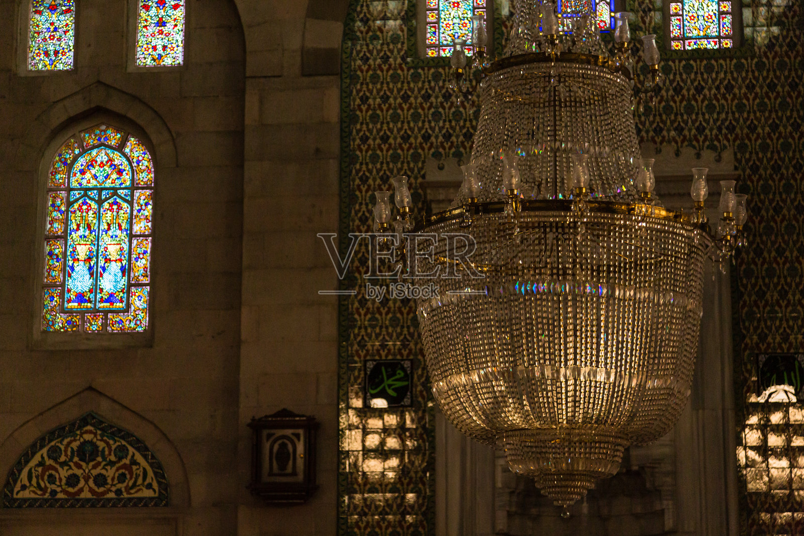 土耳其开塞利的布伦古兹清真寺内的吊灯照片摄影图片