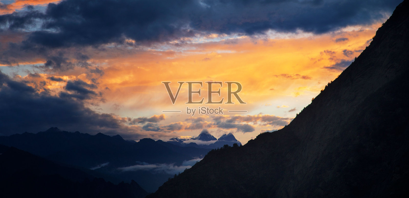 山间日落与绚丽的天空。照片摄影图片