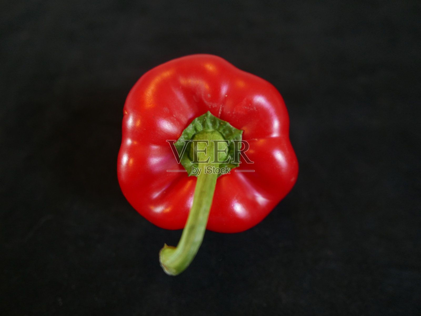 黑色背景上红色甜椒的俯视图照片摄影图片