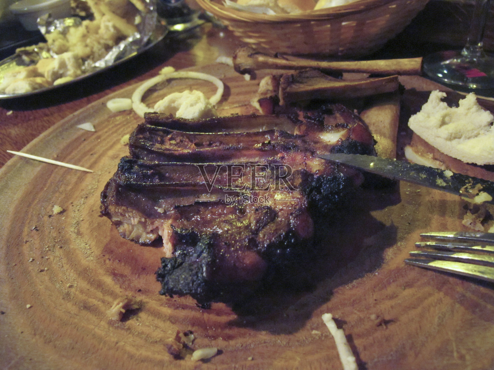 美味新鲜多汁的牛排，配以香料和草药照片摄影图片