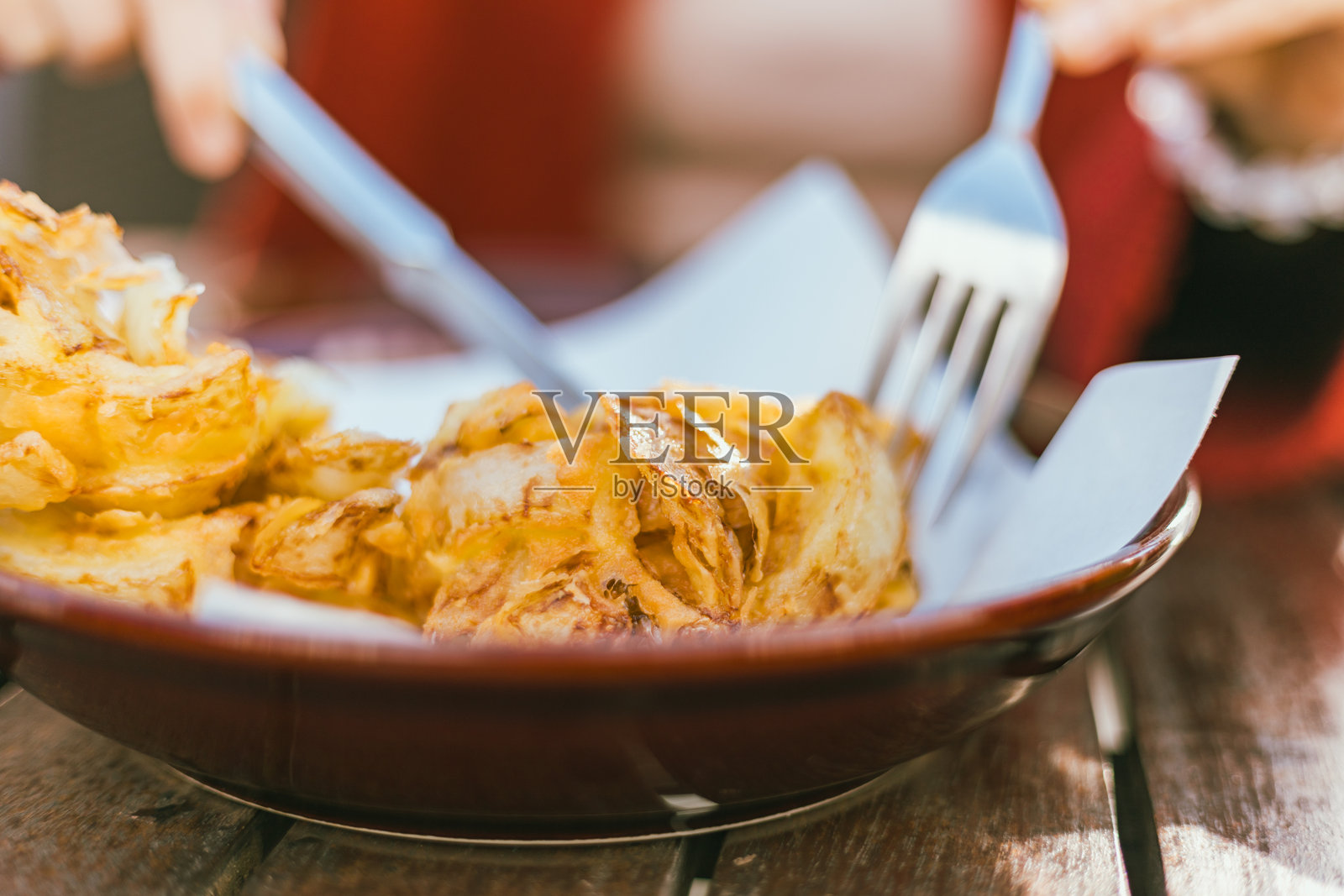 特写自制炸洋葱照片摄影图片