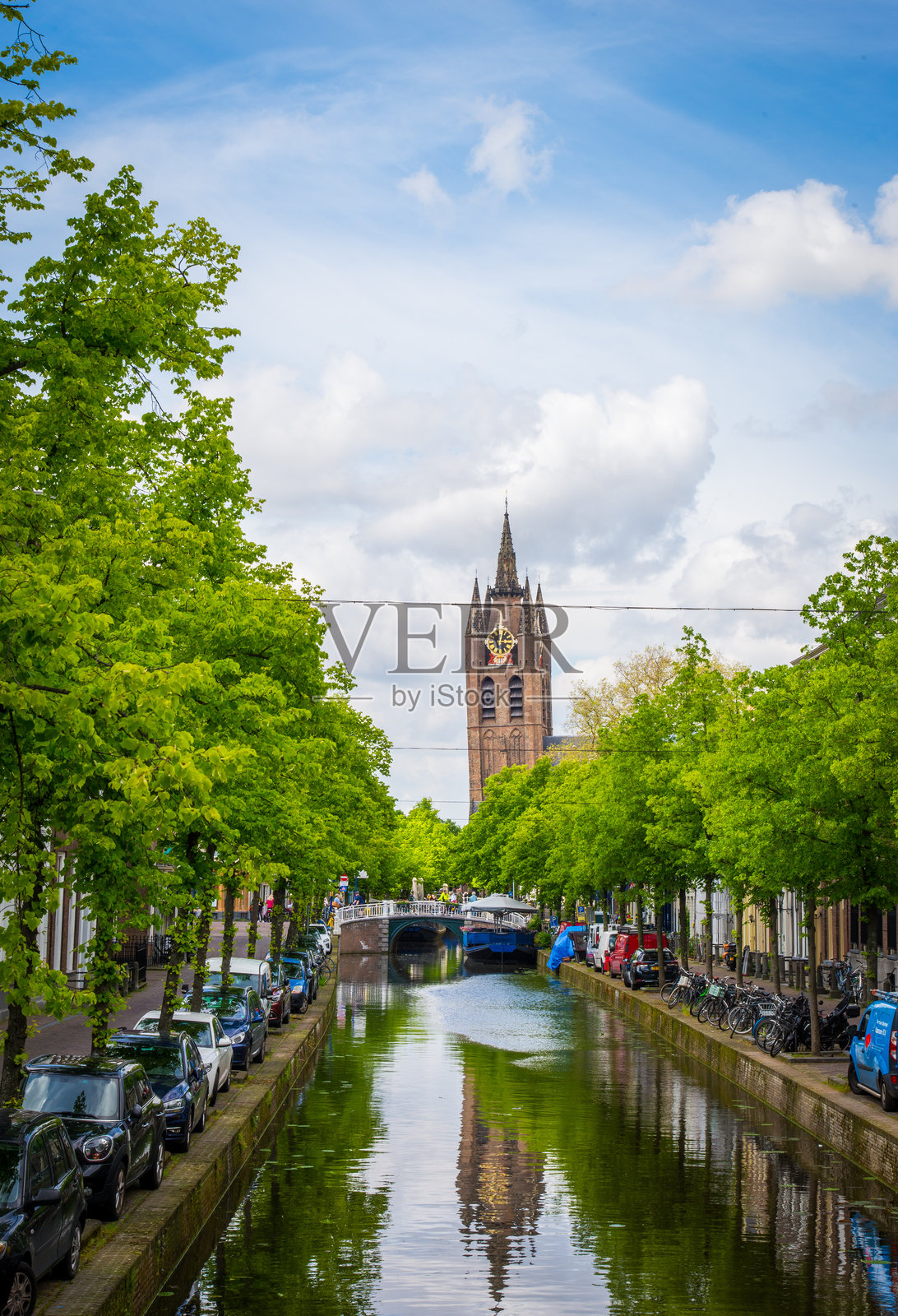 代尔夫特运河与旧教堂照片摄影图片