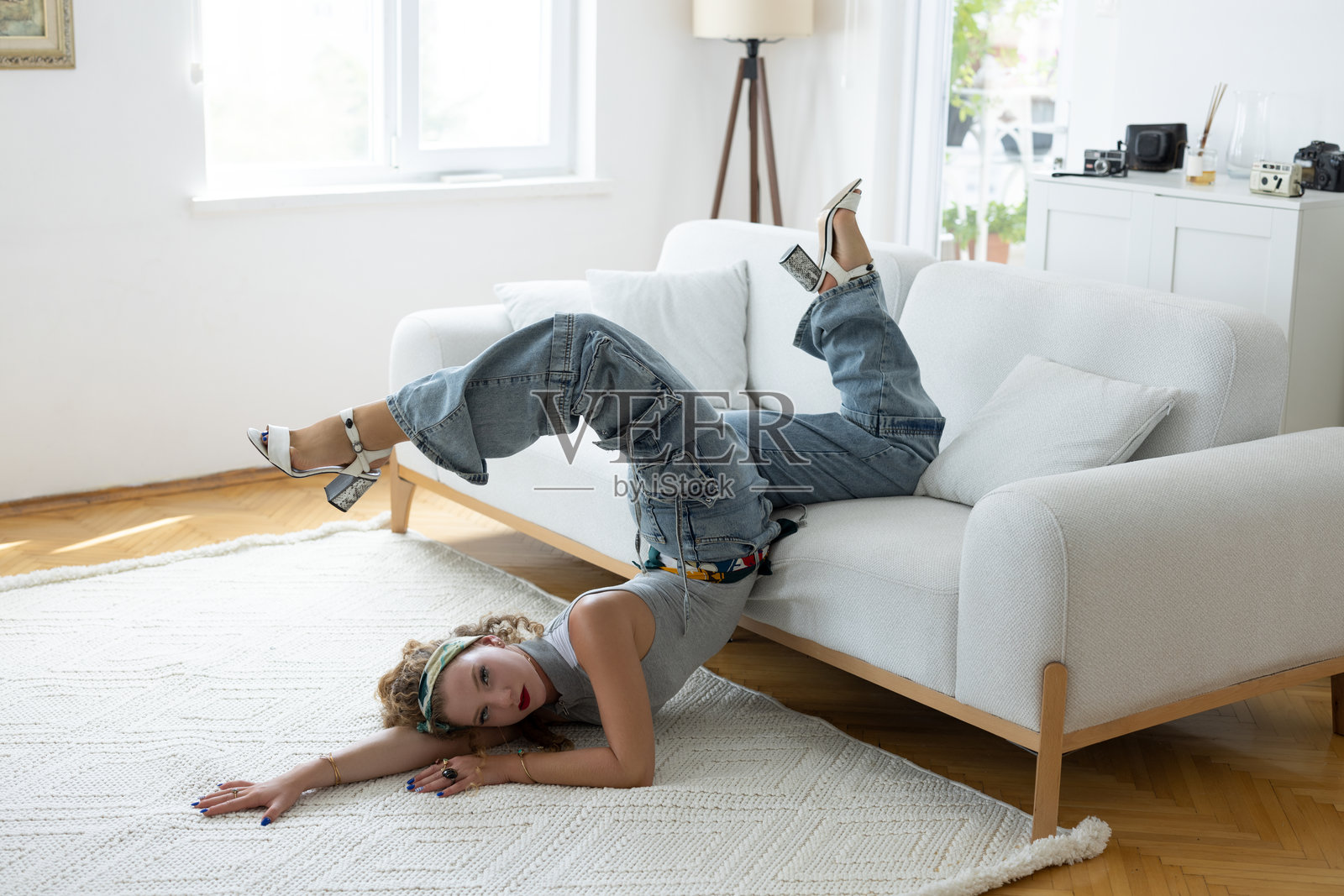 女性模特在拉伸照片摄影图片