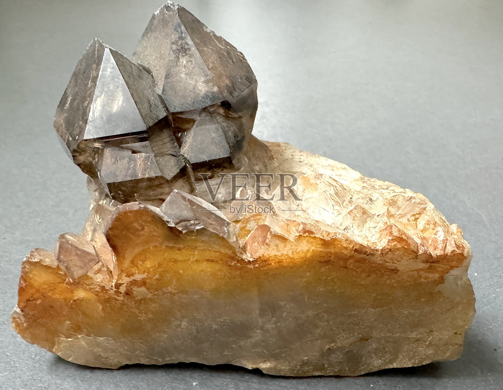 来自矿物收藏的烟熏石英照片摄影图片