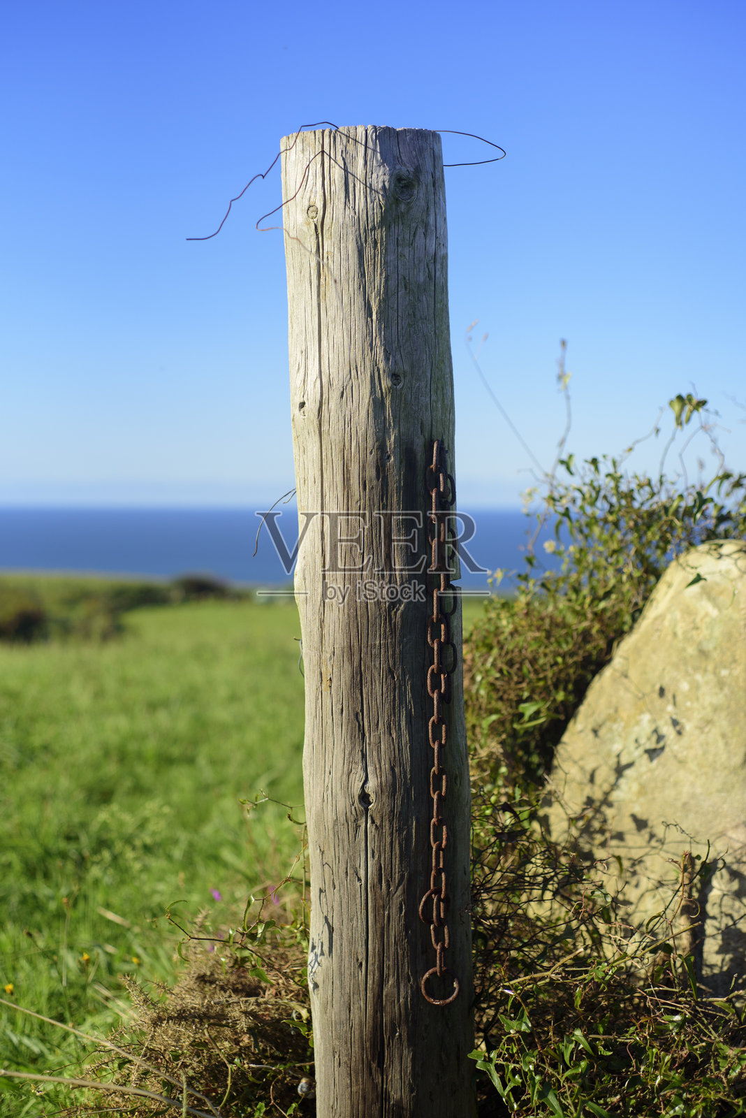 海边田野中的乡村栅栏照片摄影图片