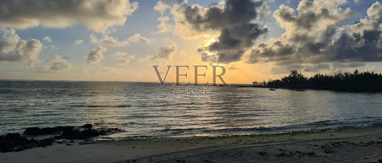 海滩沙子特写。全景海滩风景。激发热带海滩海景地平线。照片摄影图片