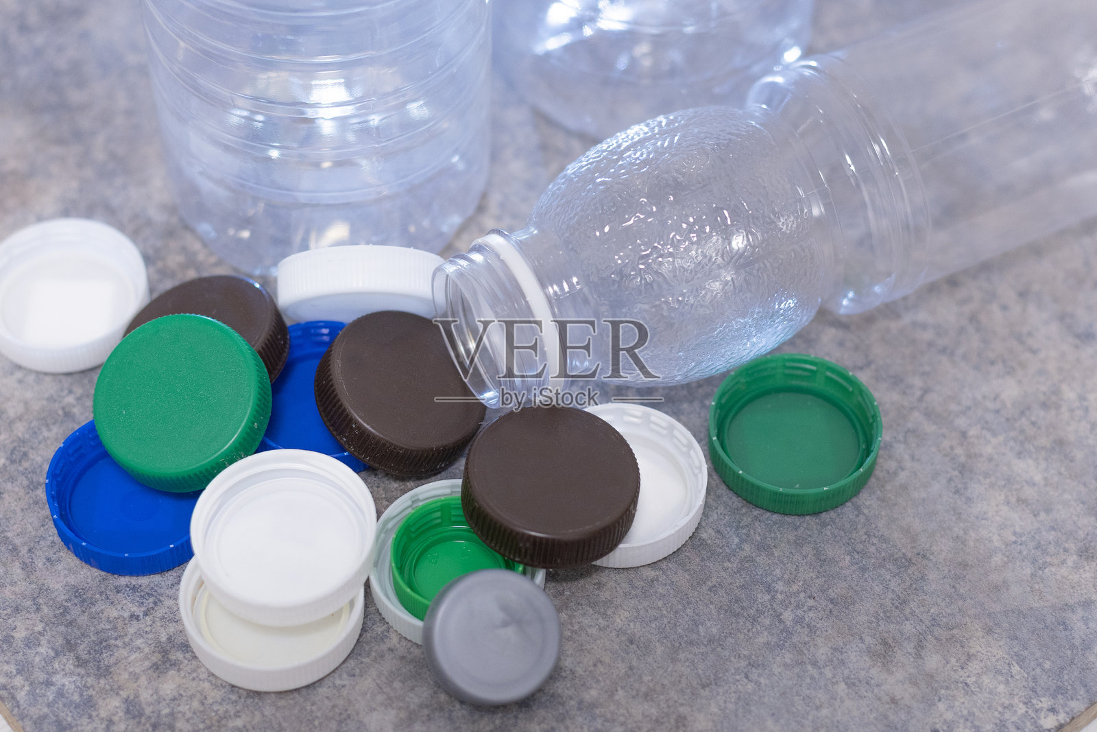 家庭塑料回收的收集。个人对二次原材料的收集。照片摄影图片